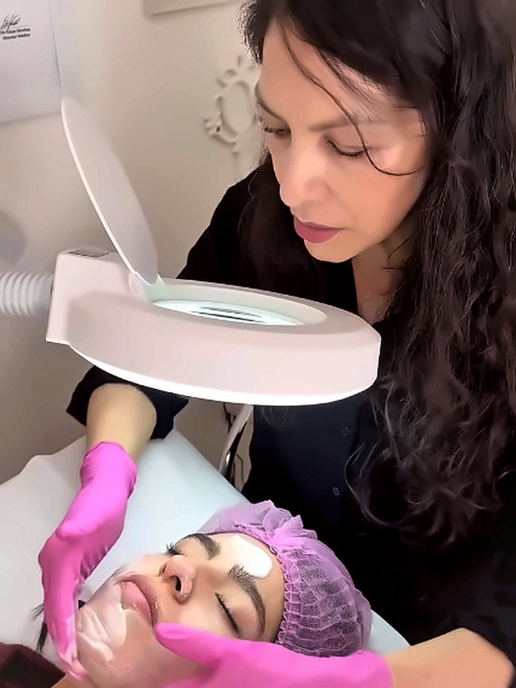 Sara Chavarría realizando un tratamiento facial en su gabinete de Providencia